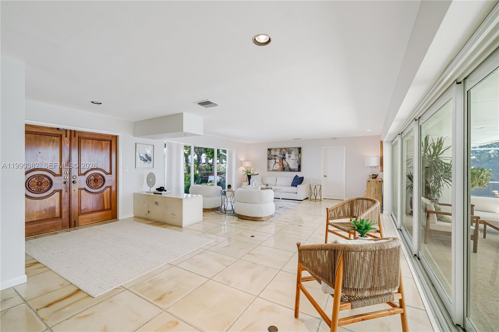 640 South Mashta Drive Key Biscayne, FL 33149 - Photo 32 of 38 a living room with furniture
