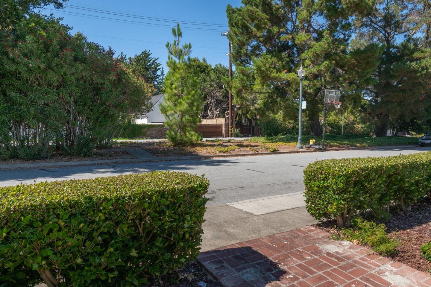 267 Eaton Road San Mateo, CA 94402 - Photo 6 of 34 Gallery Image 6