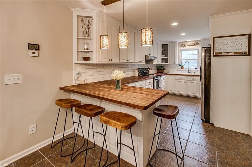 Kitchen, eat-at bar