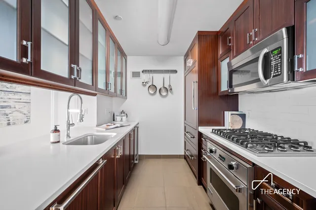 $2,495,000 | 205 West 76th Street, Unit 1202 | Upper West Side