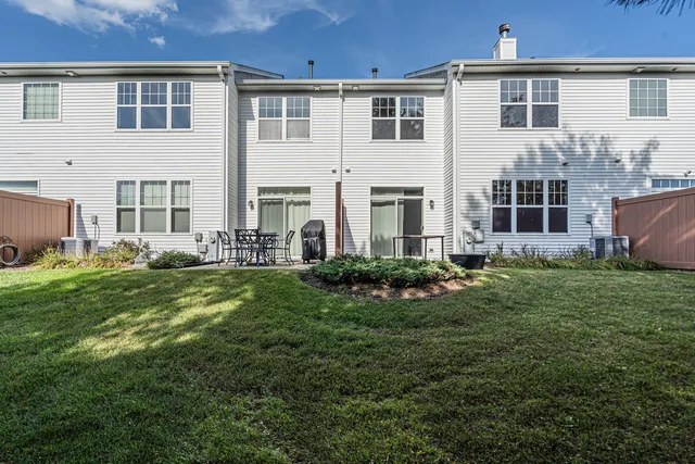 $289,900 | 2820 Glacier Way, Unit B, Wauconda, IL 60084