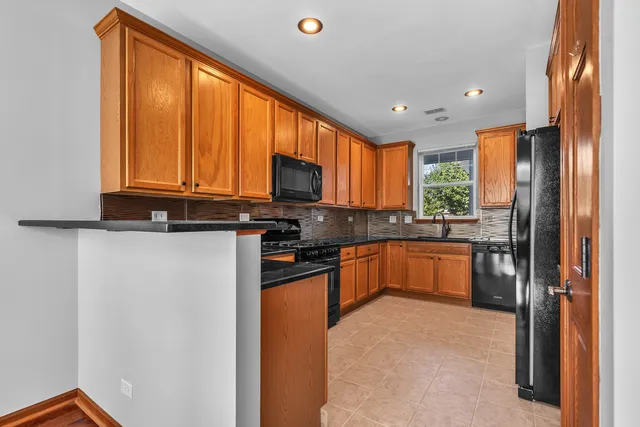 $289,900 | 2820 Glacier Way, Unit B, Wauconda, IL 60084