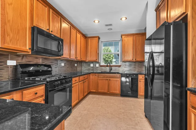 $289,900 | 2820 Glacier Way, Unit B, Wauconda, IL 60084