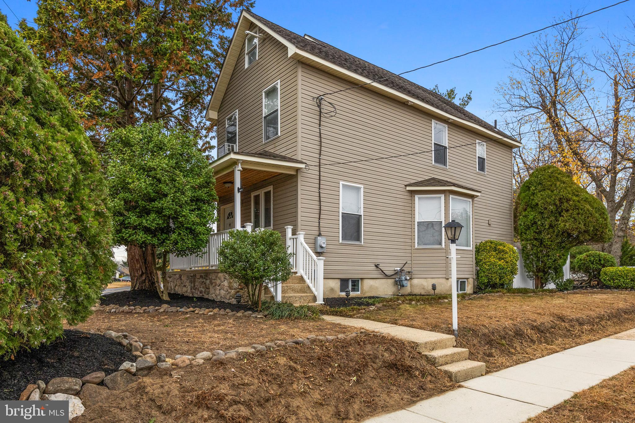 a view of a house with backyard