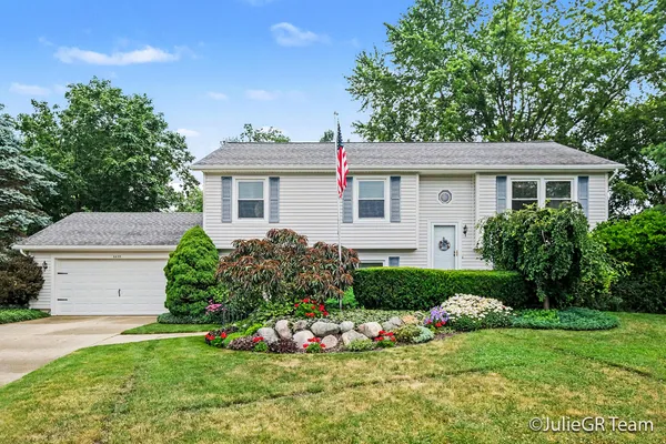 $449,900 | 6635 East Via Vista Court Northeast, Rockford, MI 49341