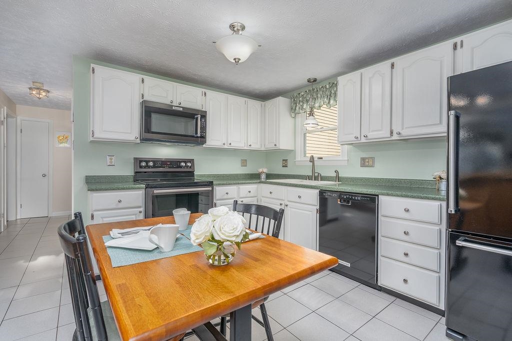 27 Hampshire Avenue Rochester, NH 03867 - Photo 6 of 44