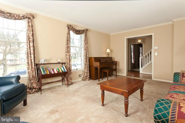 10836 Sandringham Road Cockeysville, MD 21030 - Photo 25 of 30 Living Room