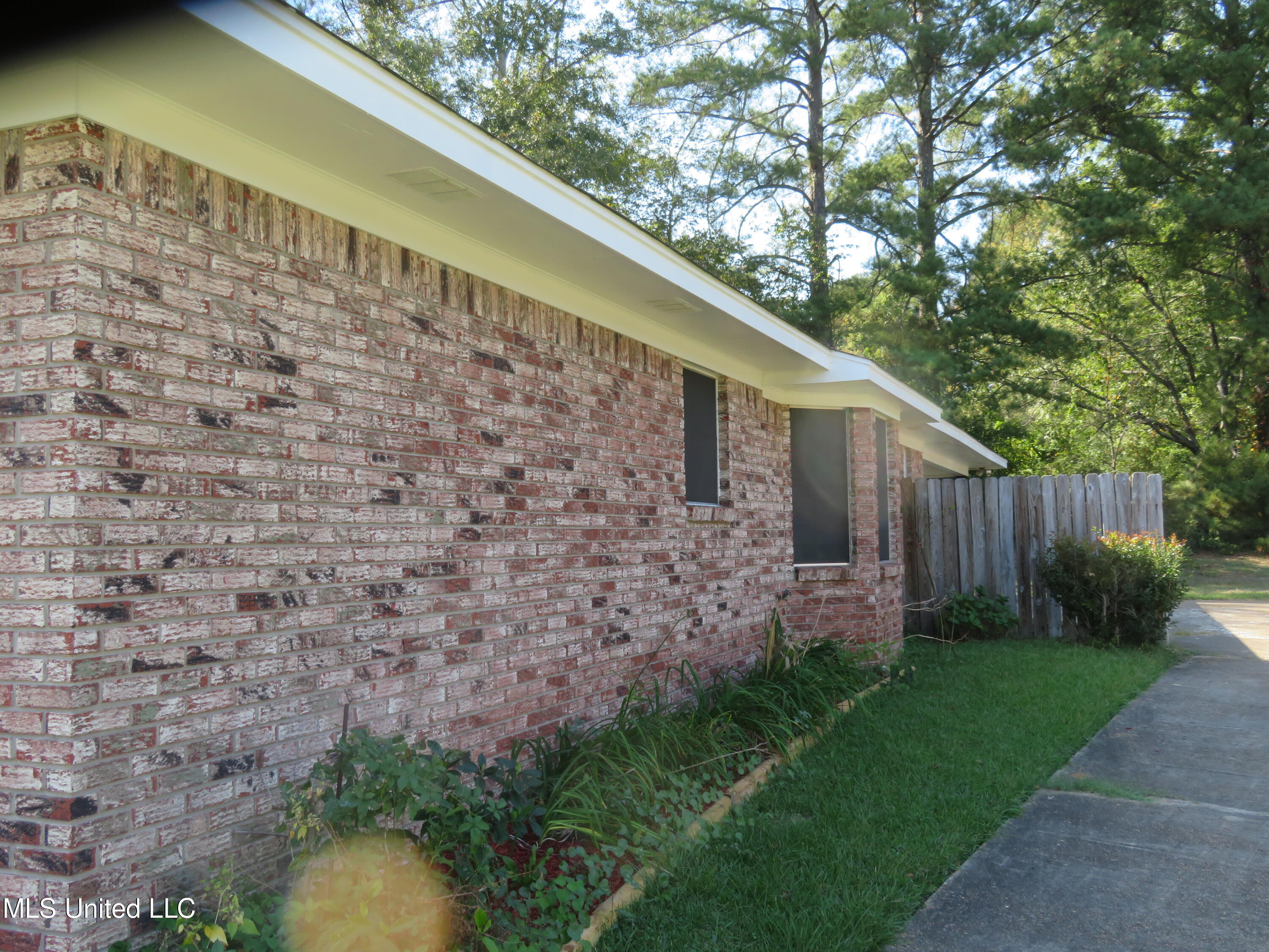 1470 Vernon Circle Jackson, MS 39204 - Photo 18 of 20 Right Side