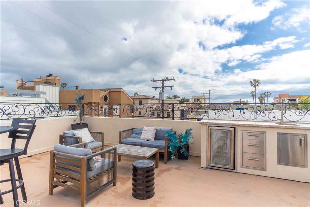 62 62nd Place Long Beach, CA 90803 - Photo 32 of 55 a roof deck with table and chairs