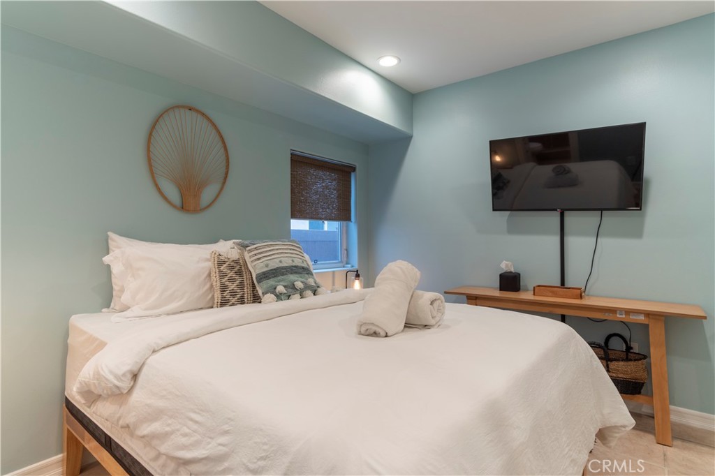 62 62nd Place Long Beach, CA 90803 - Photo 40 of 55 a bedroom with a bed and a lamp