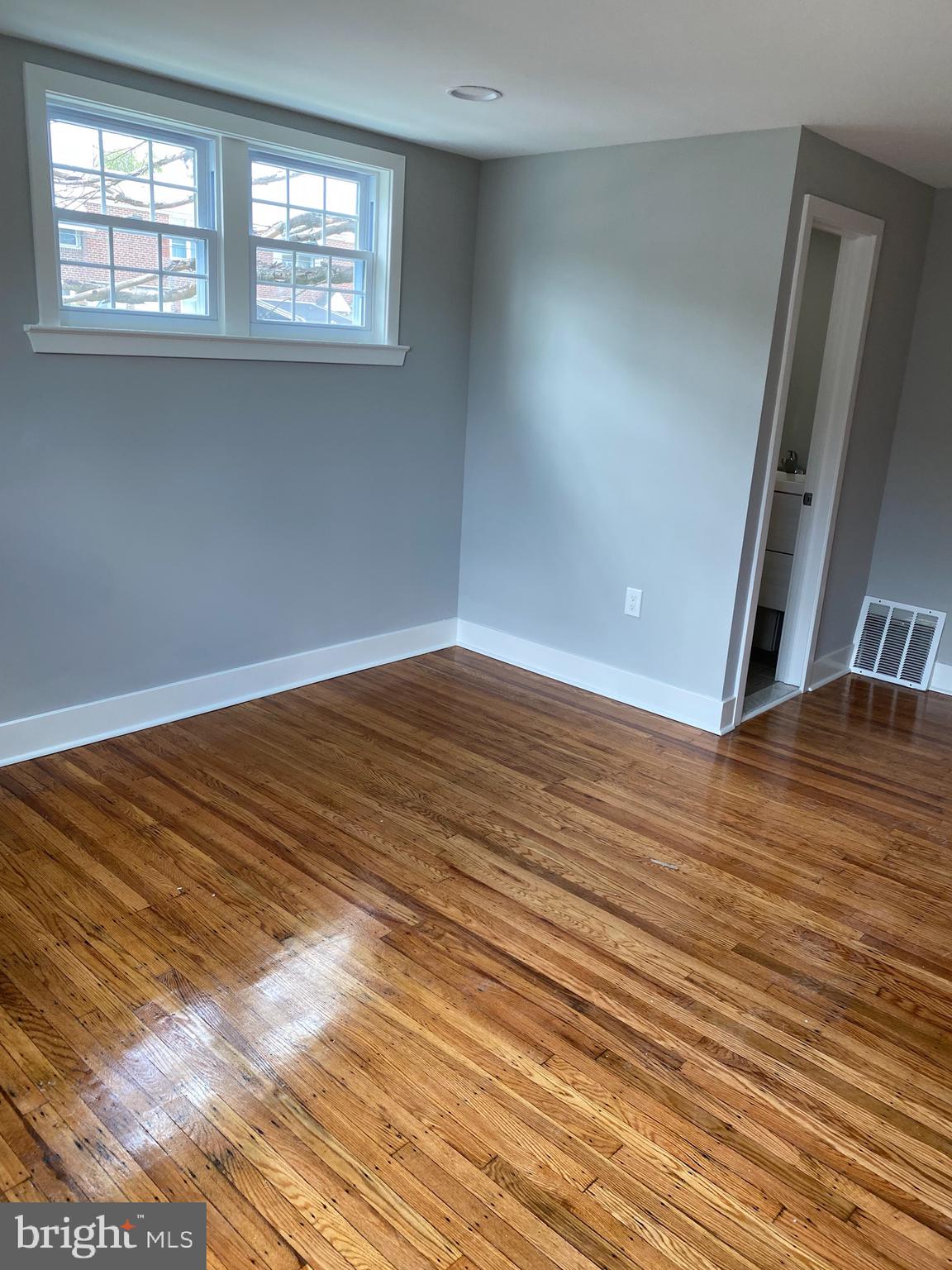 1385 Pennington Road Philadelphia, PA 19151 - Photo 3 of 23 Living Area