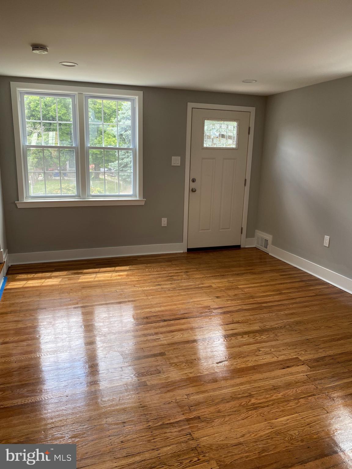 1385 Pennington Road Philadelphia, PA 19151 - Photo 4 of 23 Living Area