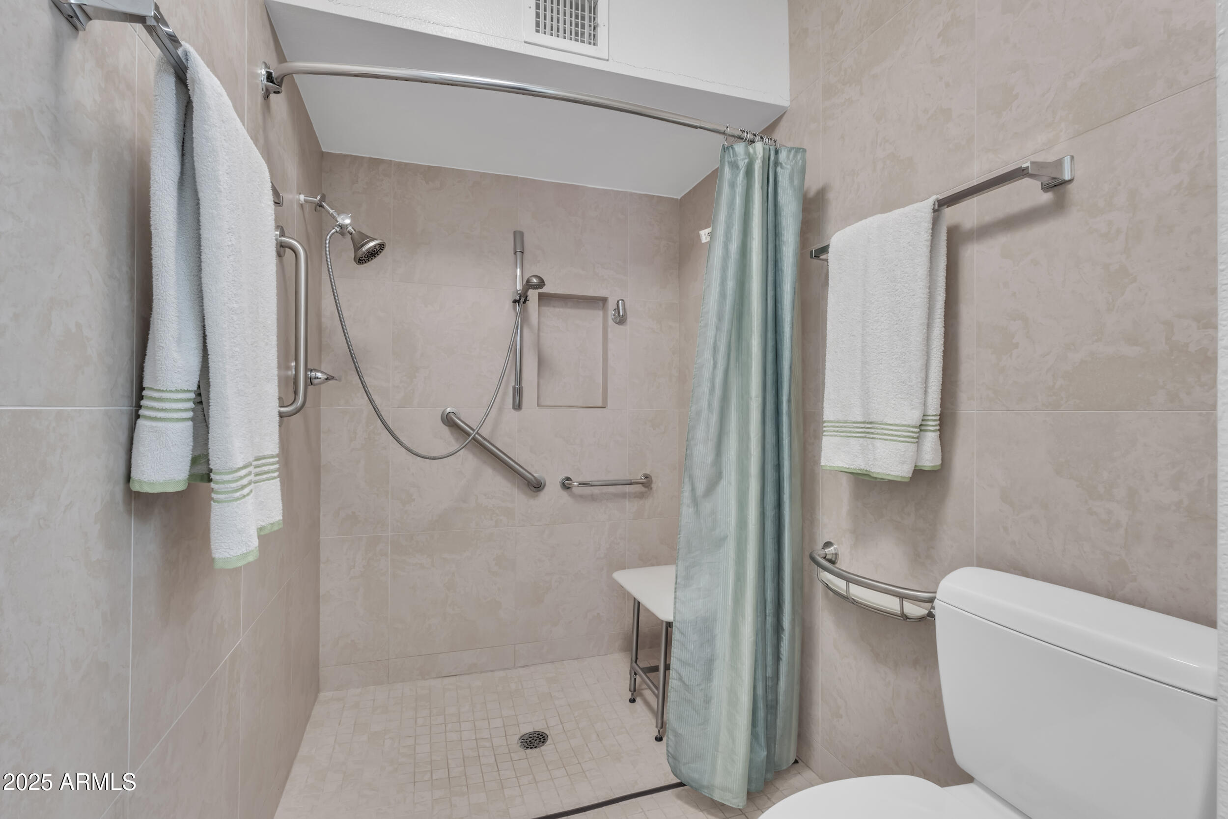 520 South Greenfield Road, Unit 13 Mesa, AZ 85206 - Photo 26 of 44 a bathroom with a shower and toilet