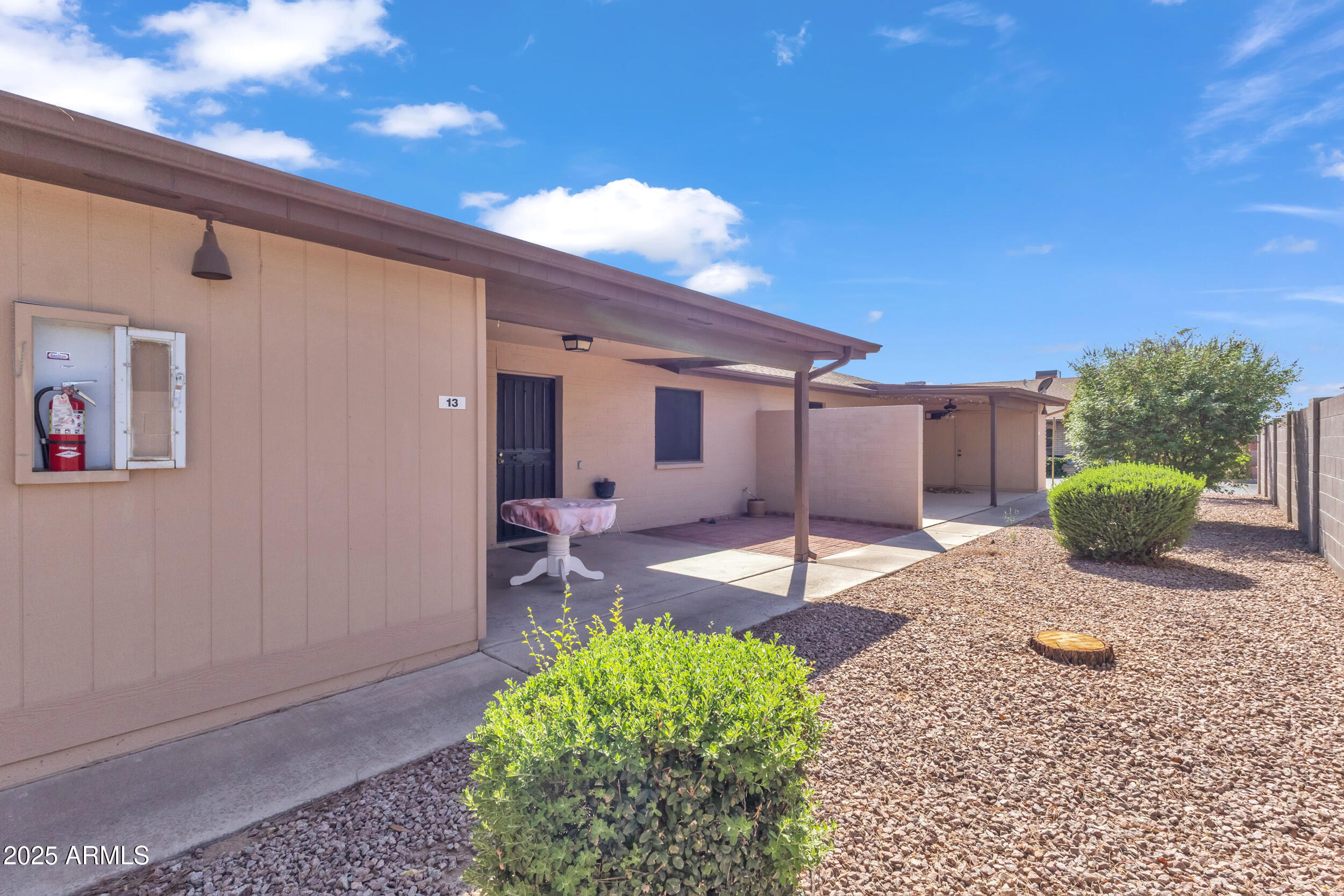520 South Greenfield Road, Unit 13 Mesa, AZ 85206 - Photo 33 of 44 a backyard of a house with table and chairs