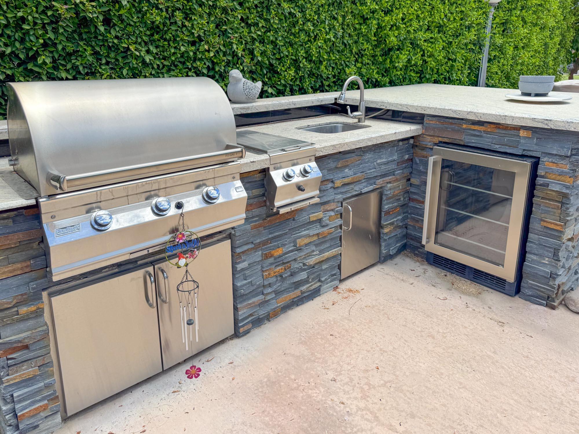 a view of kitchen with washer and dryer