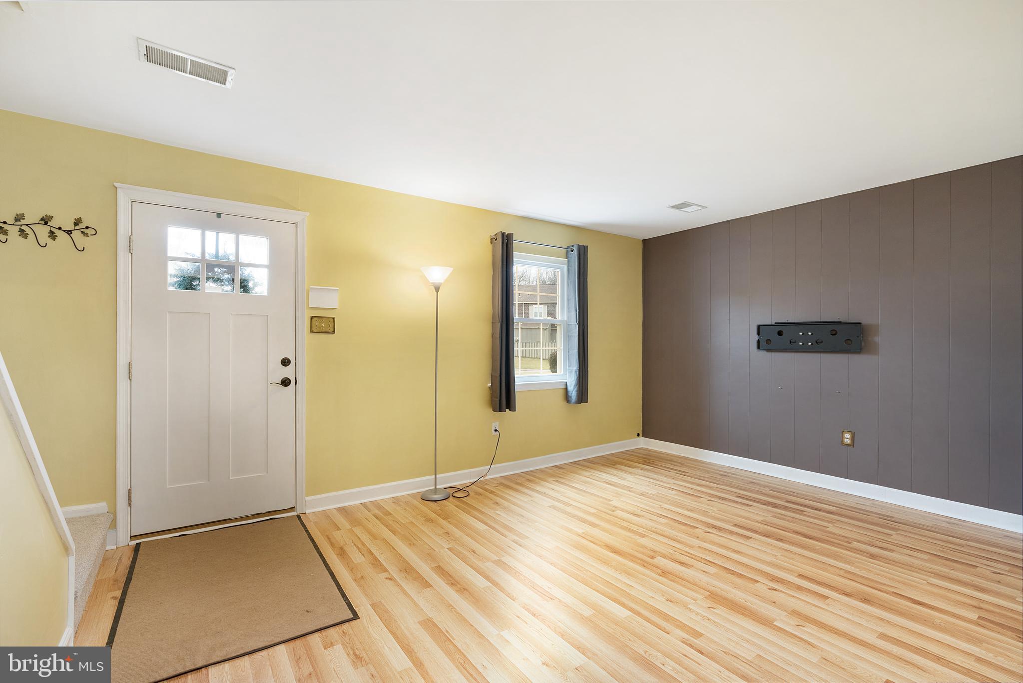 121 Stonegate Road Quakertown, PA 18951 - Photo 7 of 26 Entry into Living Room