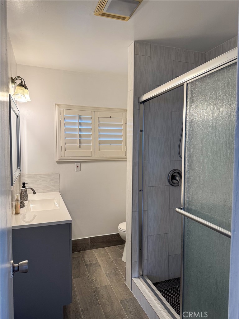 44665 95th Street East Lancaster, CA 93535 - Photo 8 of 34 a bathroom with a double vanity sink and a mirror