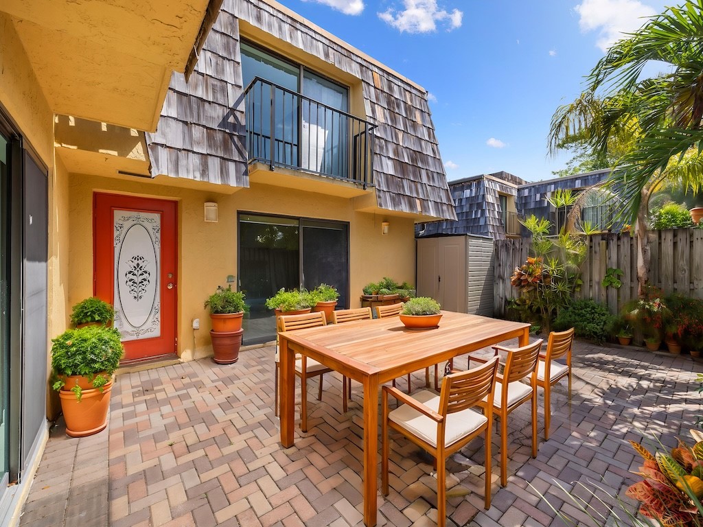 a view of a house with backyard and sitting area