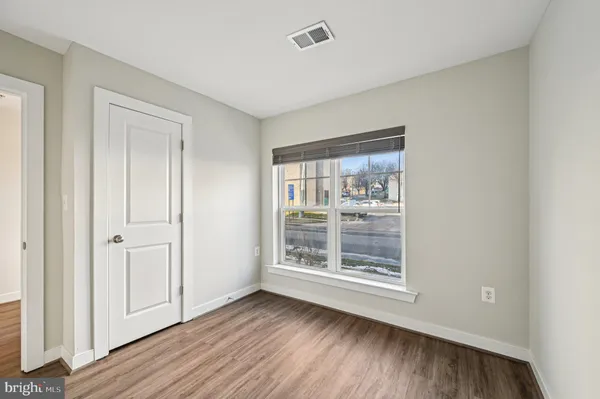 a view of a livingroom with furniture and a ceiling fan