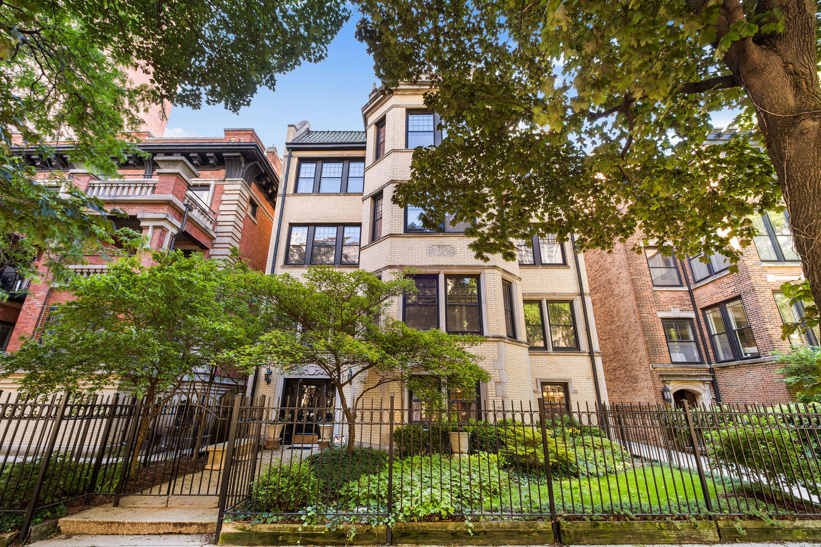 635 West Sheridan Road, Unit G Chicago, IL 60613 - Photo 2 of 25 Gallery Image 2