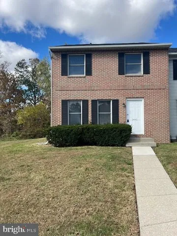 a view of a house with yard