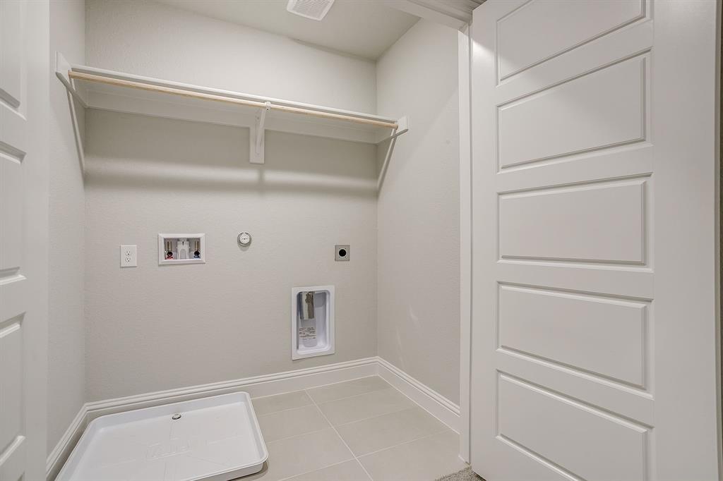 6817 Robert Reed Drive Arlington, TX 76001 - Photo 29 of 40 a view of an empty walk in closet