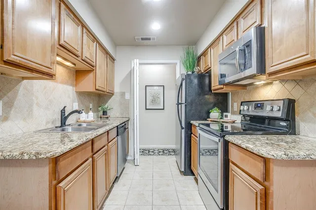 $1,925 | 5714 Cedar Creek Drive, Benbrook, TX 76109