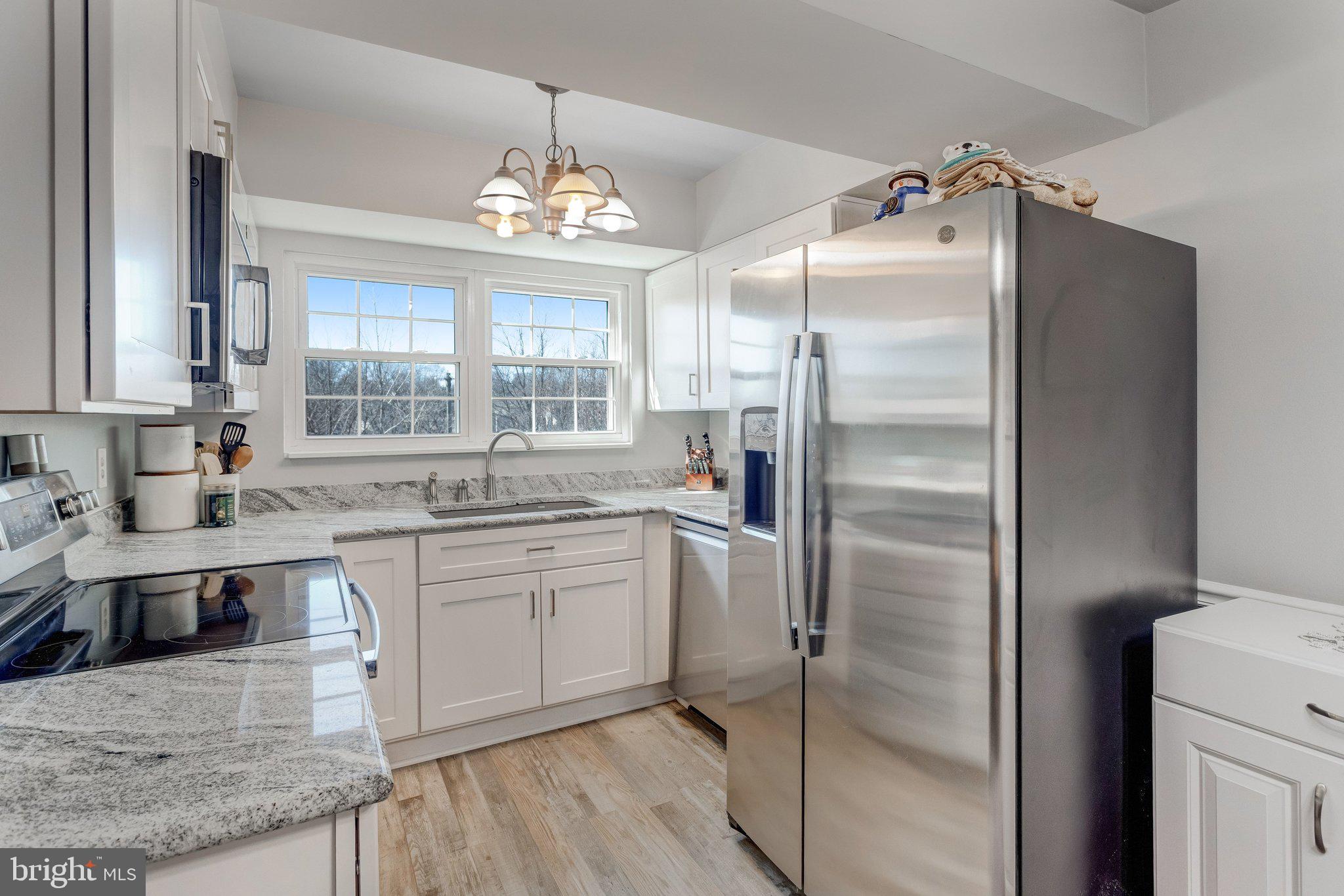125 Fort Evans Road Southeast, Unit D Leesburg, VA 20175 - Photo 11 of 25 Kitchen w/granite counters & stainless appliances