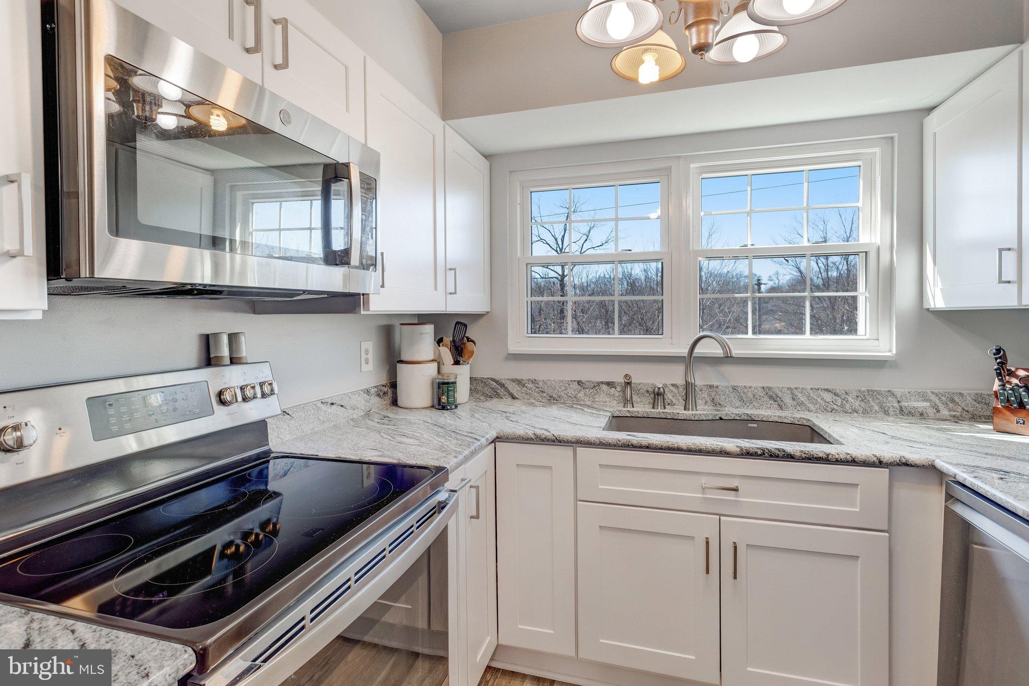 125 Fort Evans Road Southeast, Unit D Leesburg, VA 20175 - Photo 12 of 25 Kitchen w/granite counters & stainless appliances