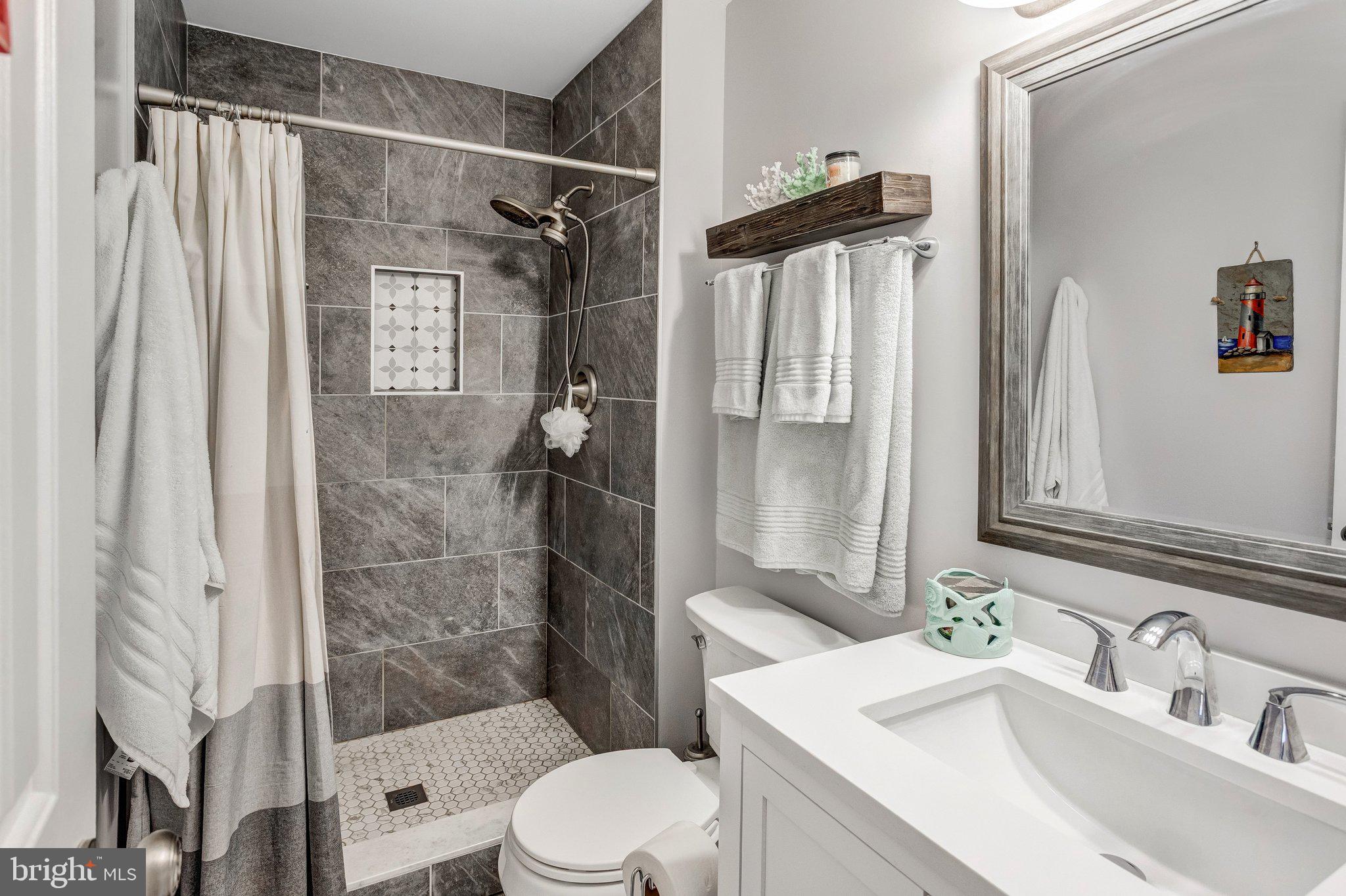 125 Fort Evans Road Southeast, Unit D Leesburg, VA 20175 - Photo 19 of 25 Hallway full bath
