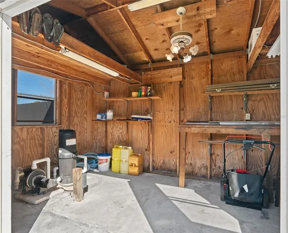 a view of a backyard