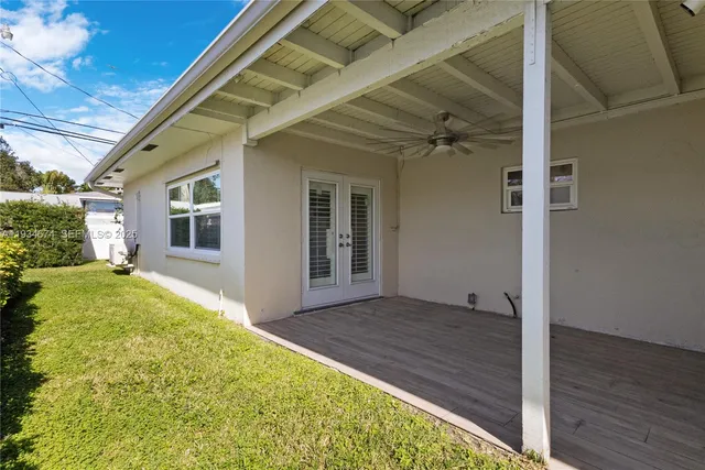 a view of an entryway of the house