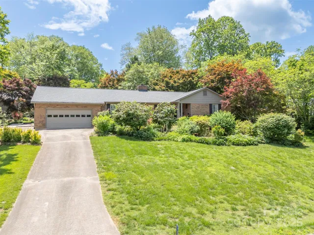 a view of a back yard