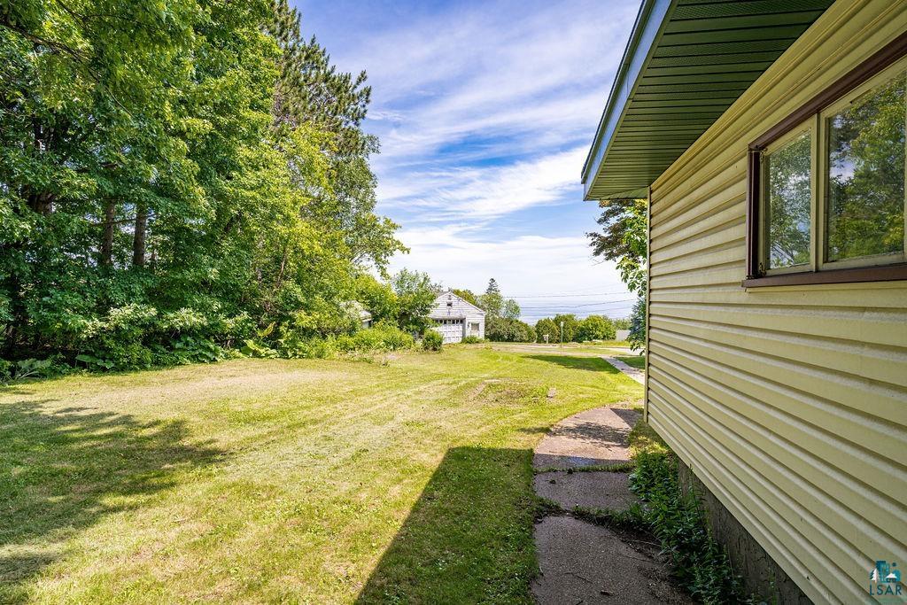 426 East 13th Street Duluth, MN 55811 - Photo 11 of 33 View of green lawn