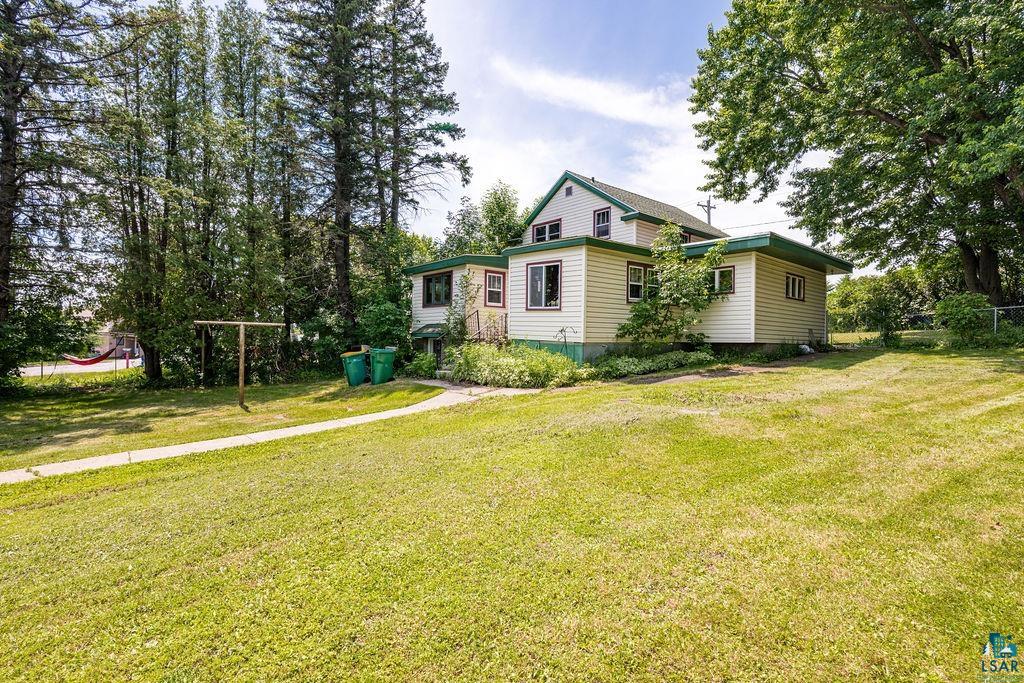 426 East 13th Street Duluth, MN 55811 - Photo 13 of 33 View of front of property with a yard