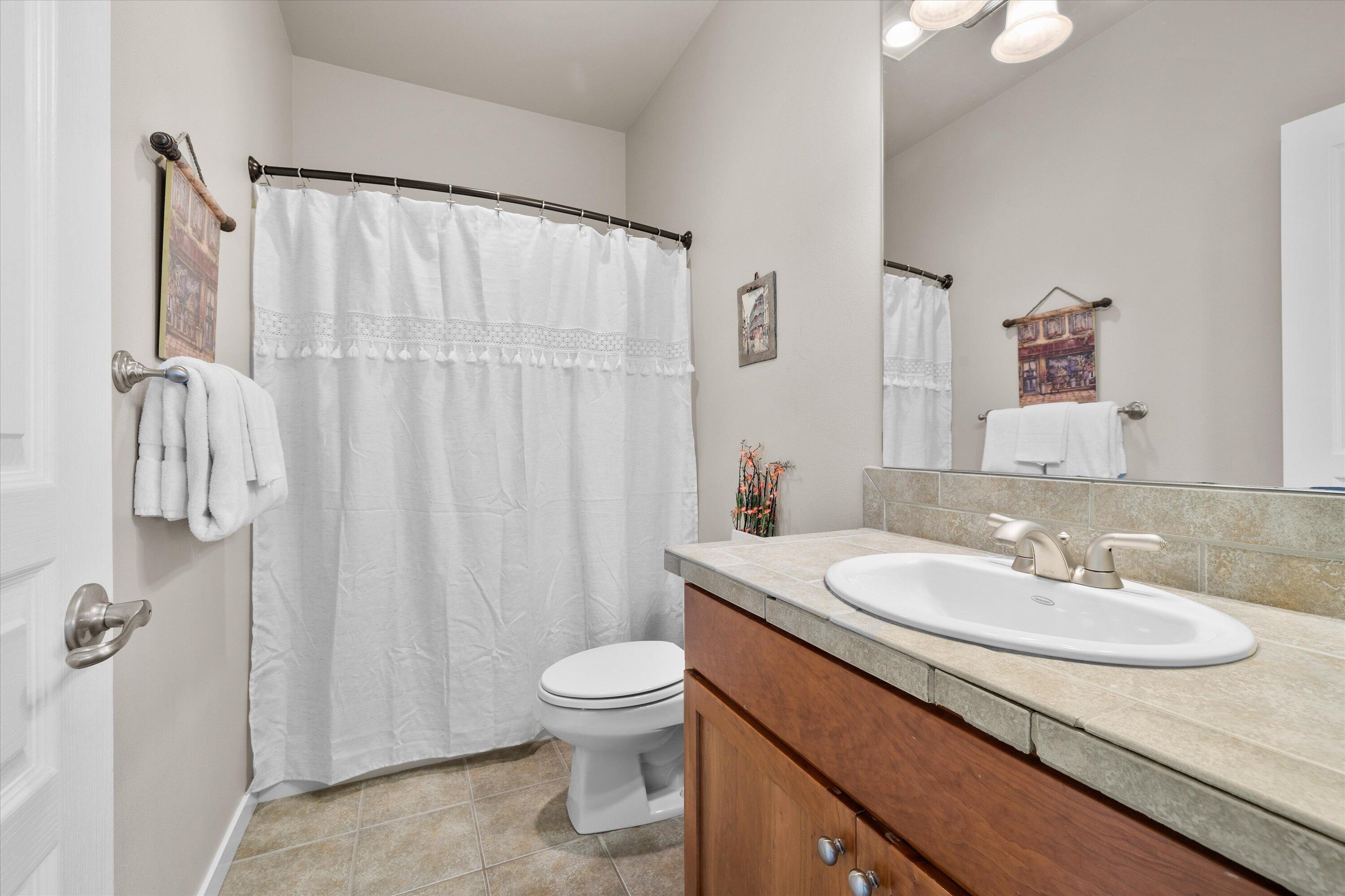 10879 Village Loop Redmond, OR 97756 - Photo 23 of 37 Guest bathroom