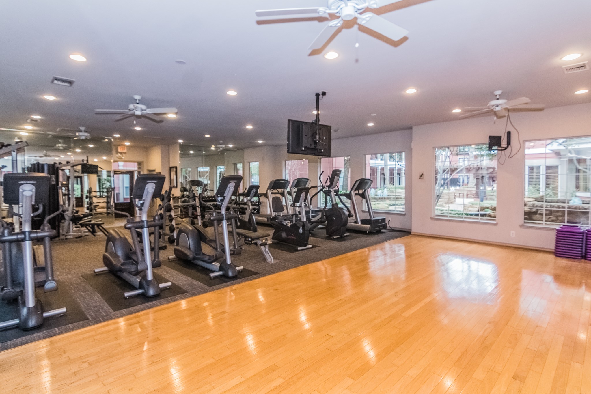 2400 McCue Road, Unit 144 Houston, TX 77056 - Photo 22 of 24 a view of a room with gym equipment