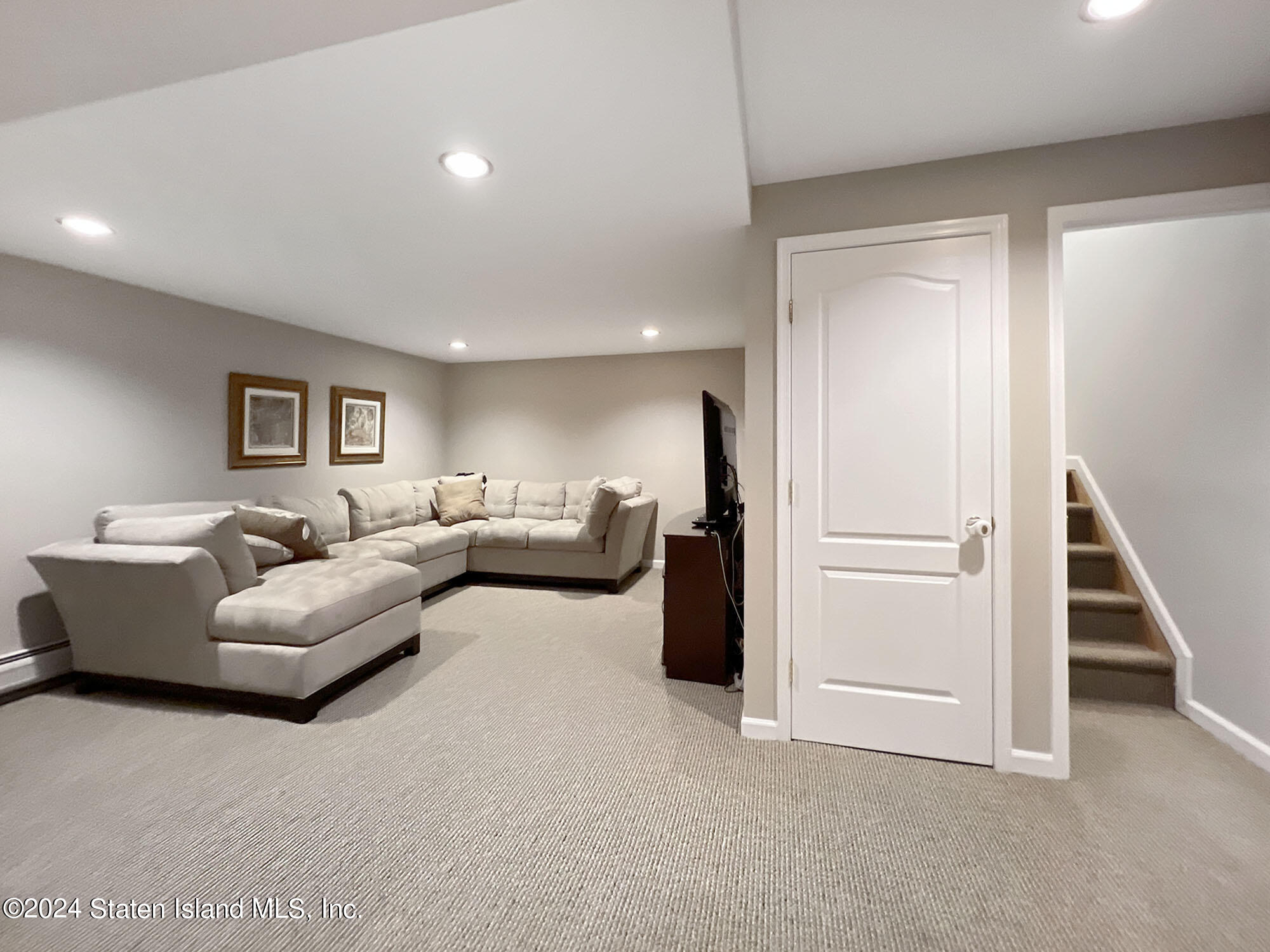 57 Everett Avenue Staten Island, NY 10309 - Photo 34 of 43 IMG_1377