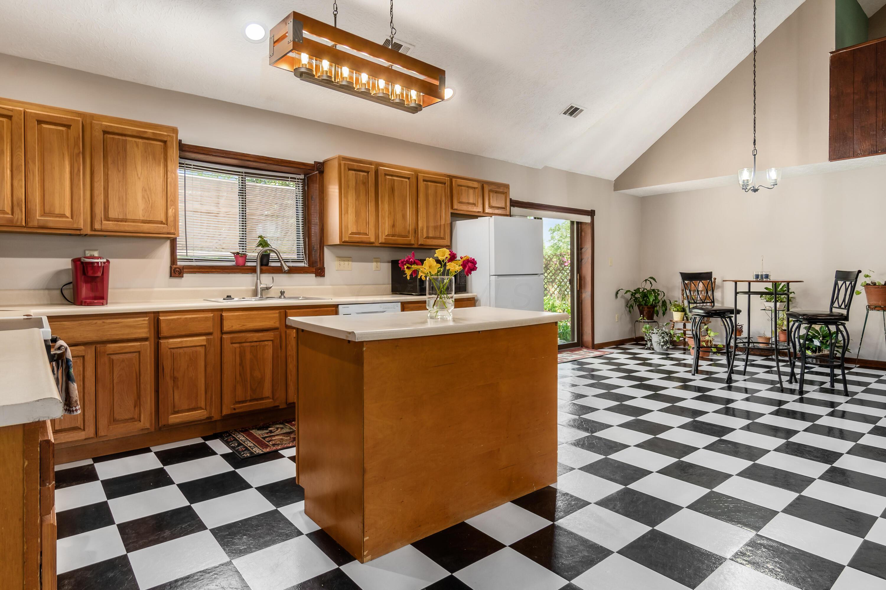 5795 Royalton Road Southwest Lancaster, OH 43130 - Photo 16 of 49 Open to large dining area