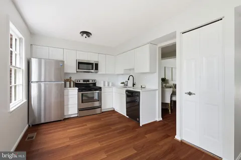 $584,900 | 4812 Nash Drive, Fairfax, VA 22032