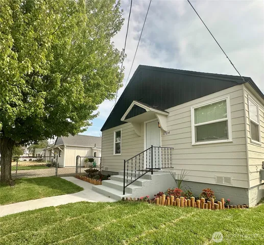 a view of a house with a yard