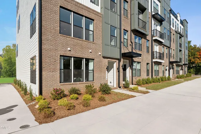 $425,000 | 1238 Coach Sta Alley, Unit 101, Raleigh, NC 27601