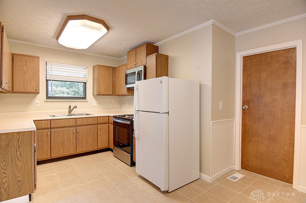 6304 Shull Road Dayton, OH 45424 - Photo 8 of 29 Gallery Image 8