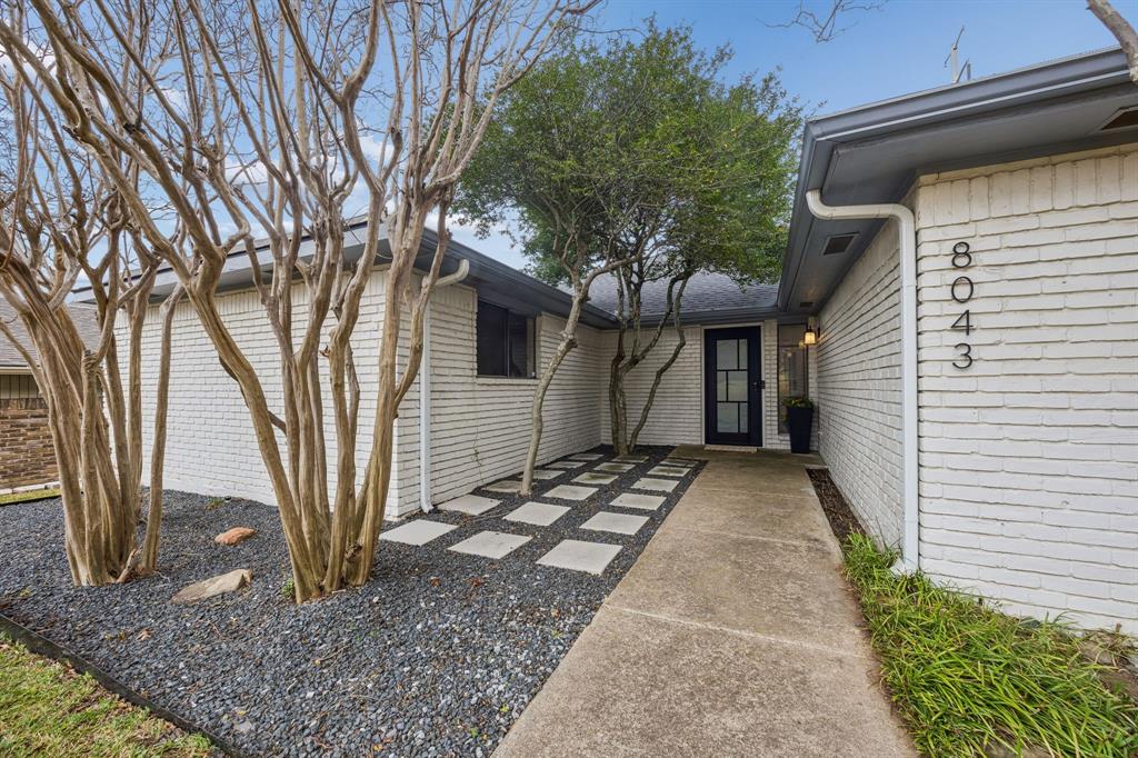 8043 Moss Meadows Drive Dallas, TX 75231 - Photo 2 of 28