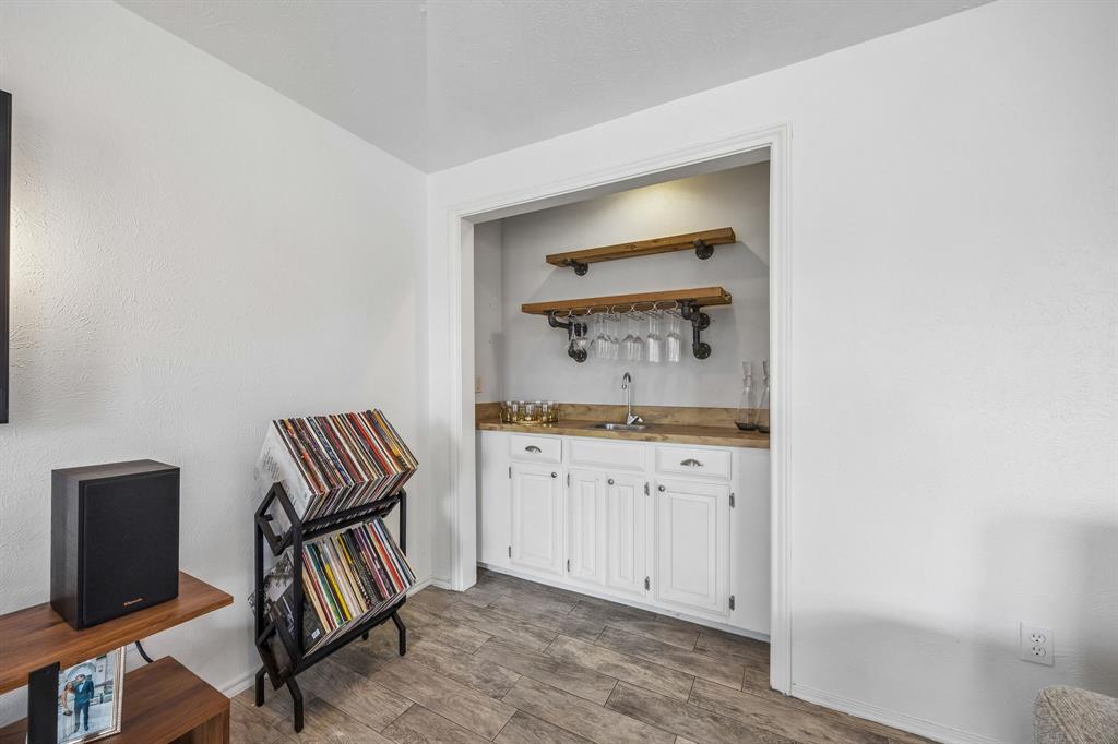 8043 Moss Meadows Drive Dallas, TX 75231 - Photo 9 of 28