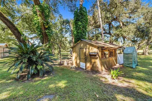 a view of a house with backyard