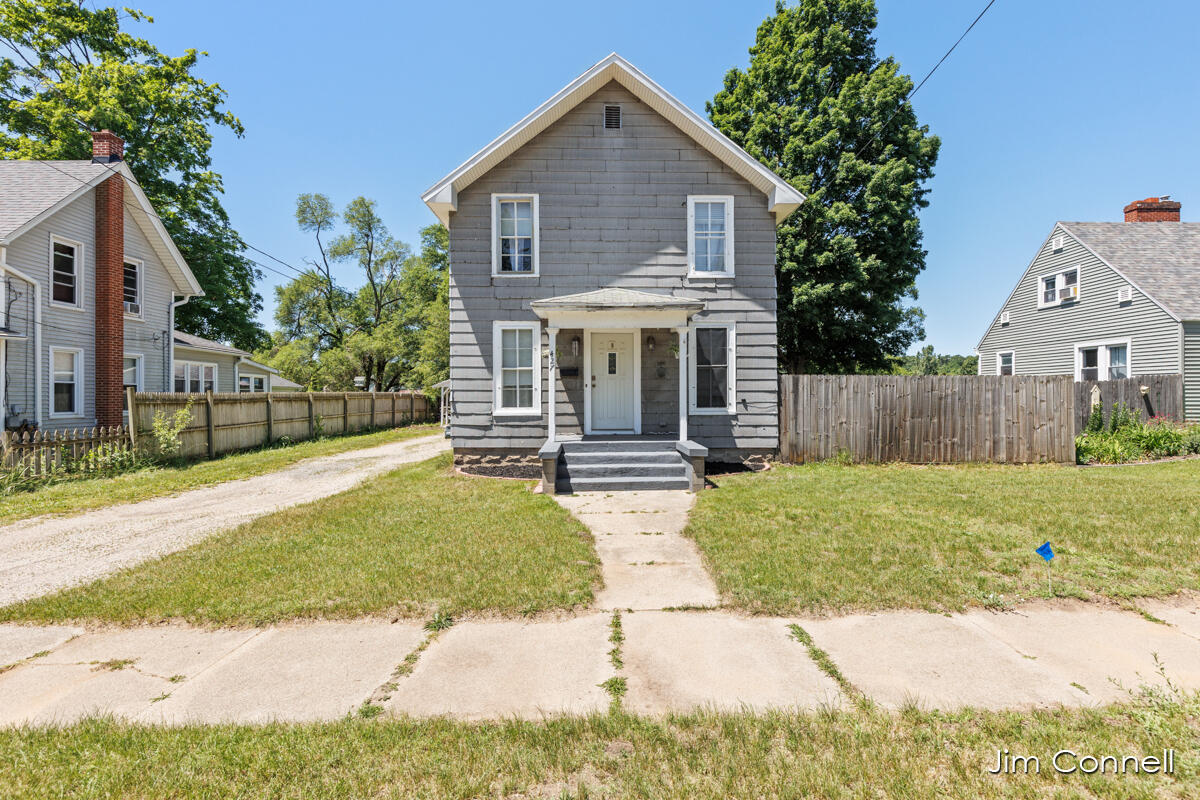 427 South Front Street Belding, MI 48809 - Photo 2 of 29 IMG_1000