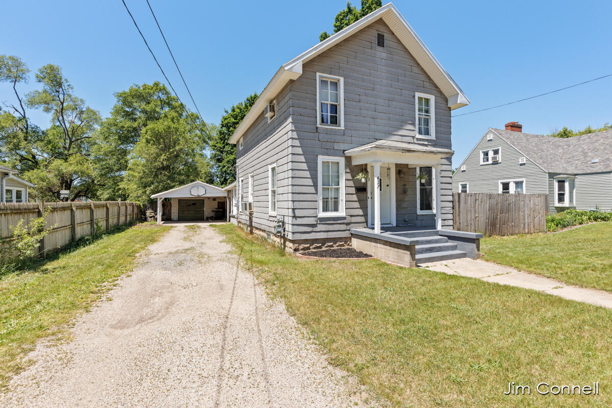 427 South Front Street Belding, MI 48809 - Photo 3 of 29 IMG_1002