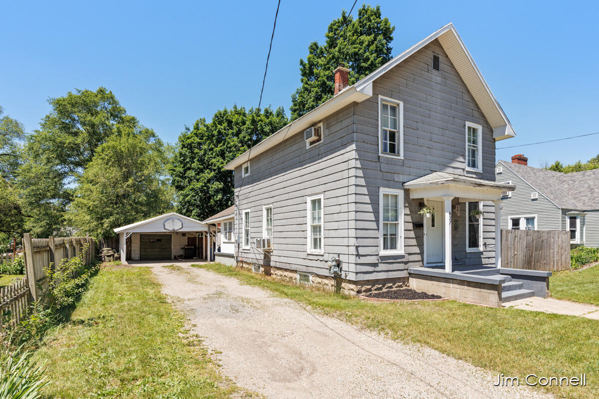 427 South Front Street Belding, MI 48809 - Photo 4 of 29 IMG_1003
