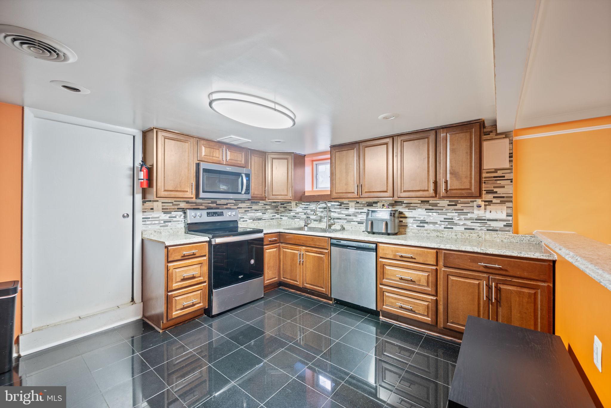 7902 Bridge Avenue Baltimore, MD 21237 - Photo 4 of 61